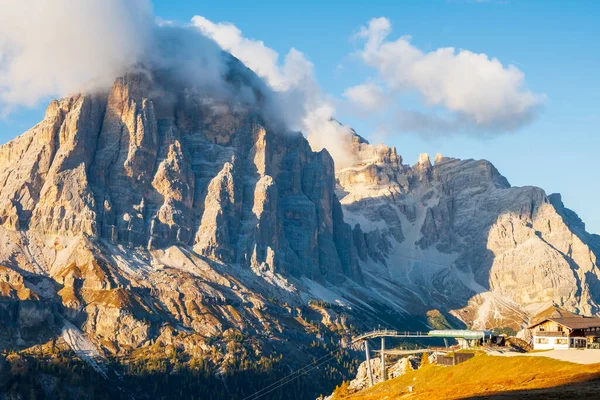 Montaña Nublada Tofana Rozes Corazón Los Dolomitas Cerca Cortina Ampezzo — Foto de Stock