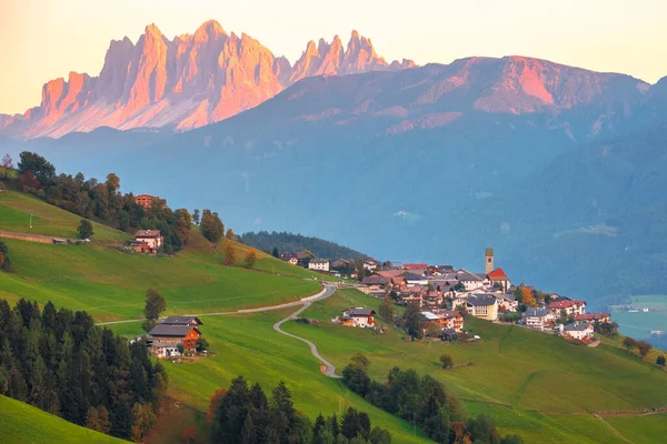 Mysig Liten Bergsby Kullen Dolomiterna Berg Bakgrunden Seceda Toppar Italien — Stockfoto