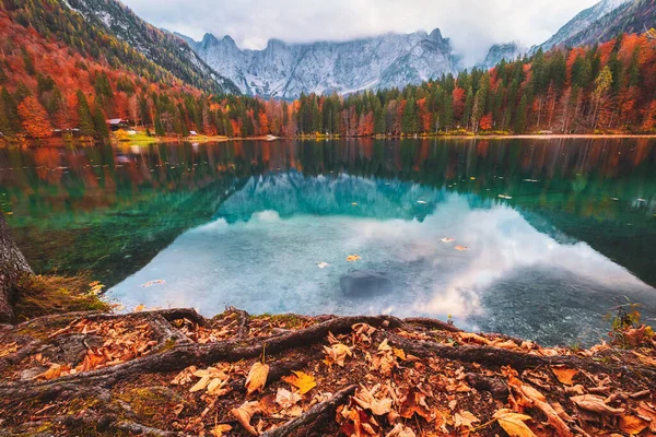 Bergsee Lago Fusine Herbstlichen Farben Und Mangart Berg Hintergrund Bei — Stockfoto