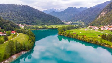 Slovenya 'nın Tolmin kenti yakınlarındaki Most Na Soci Gölü' nün havadan görünüşü