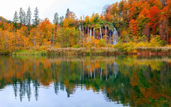 Beroemde Plitvice Meren Met Prachtige Herfstkleuren Een Prachtig Uitzicht Watervallen — Stockfoto
