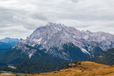 Drei Zinnen (Tre Cime di Lavaredo) yakınlarındaki ünlü Dolomitler, İtalya 'nın Güney Tyrol tepeleri.