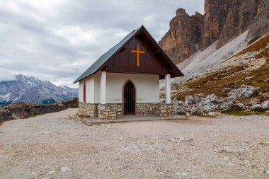 Ünlü Dolomitler, dev dağların zirveleri ve İtalya 'da Drei Zinnen (Tre Cime di Lavaredo) yakınlarındaki şapel.