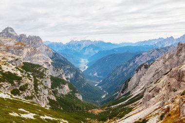 Drei Zinnen (Tre Cime di Lavaredo) yakınlarındaki ünlü Dolomitler, İtalya 'nın Güney Tyrol tepeleri.