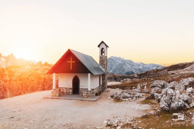 Ünlü Dolomitler, dev dağların zirveleri ve İtalya 'da Drei Zinnen (Tre Cime di Lavaredo) yakınlarındaki şapel.