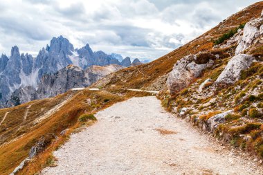 Drei Zinnen (Tre Cime di Lavaredo) yakınlarındaki ünlü Dolomitler, İtalya 'nın Güney Tyrol tepeleri.