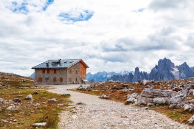 Drei Zinnen (Tre Cime di Lavaredo) yakınlarındaki ünlü Dolomitler, İtalya 'nın Güney Tyrol tepeleri.