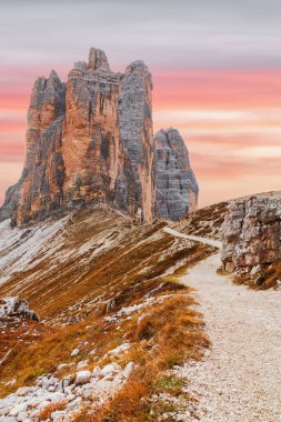 Güzel ve ünlü Dolomitler, Drei Zinnen (Tre Cime di Lavaredo) yakınlarındaki dev dağlarda, İtalya 'da Güney Tyrol' ın muhteşem günbatımında.