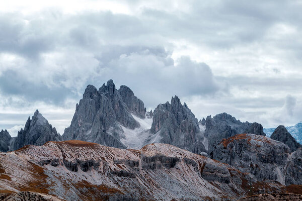Знаменитые вершины Доломитовых Альп, недалеко от Дрей Циннен (Tre Cime di Lavaredo) Южный Тироль в Италии