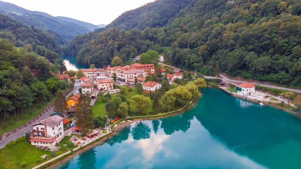 Slovenya 'nın Tolmin kenti yakınlarındaki Most Na Soci Gölü' nün havadan görünüşü