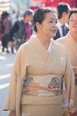 Turist Miyajima adası Hiroşima Itsukushima Tapınağı Yüzen torii kapısı görmek için