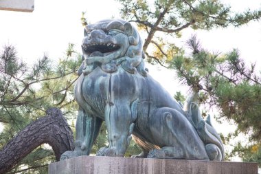 Miyajima adasındaItsukushima Tapınağı'nda aslan heykeli