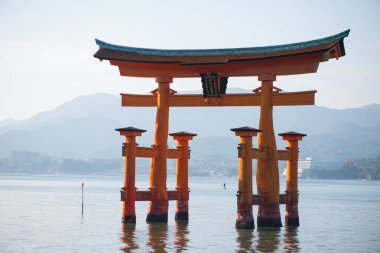 Miyajima adasında Itsukushima Tapınağı Yüzen torii kapısı