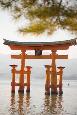 Miyajima adasında Itsukushima Tapınağı Yüzen torii kapısı