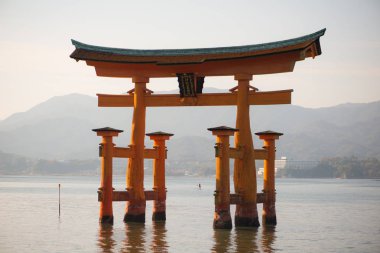 Miyajima adasında Itsukushima Tapınağı Yüzen torii kapısı