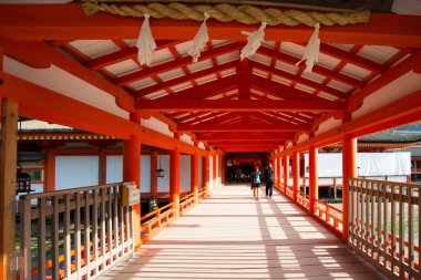 Turist Miyajima adası Hiroşima Itsukushima Tapınağı Yüzen torii kapısı görmek için