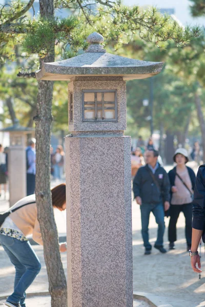 Kőlámpa és turista séta Miyajima sziget Hiroshima, Japán — Stock Fotó