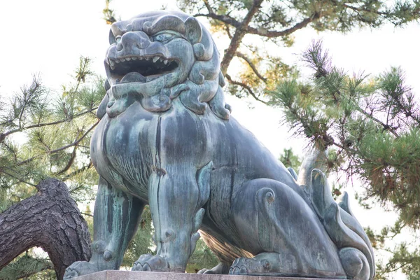 Lejon statyn vid Itsukushimas helgedom på ön Miyajima — Stockfoto