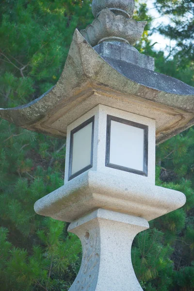 Lanterna de pedra no Santuário de Itsukushima na ilha de Miyajima — Fotografia de Stock