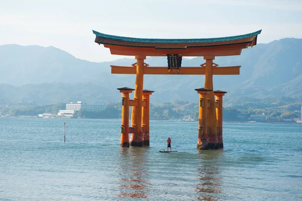 Porta torii flutuante do Santuário de Itsukushima na ilha de Miyajima — Fotografia de Stock