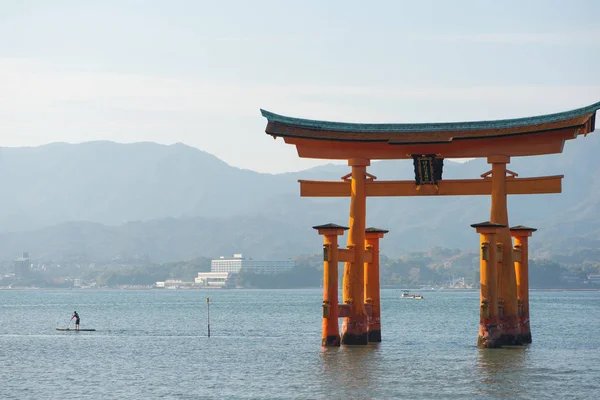 Porta torii flutuante do Santuário de Itsukushima na ilha de Miyajima — Fotografia de Stock