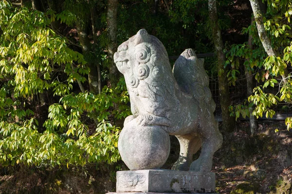 Statua del leone al Santuario di Itsukushima sull'isola di Miyajima Hiroshima — Foto Stock