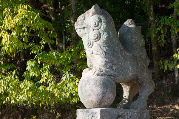 Statua del leone al Santuario di Itsukushima sull'isola di Miyajima Hiroshima — Foto Stock