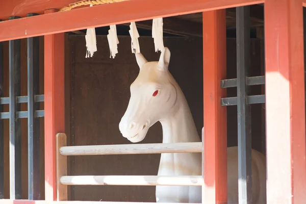 Statua del cavallo al Santuario di Itsukushima sull'isola di Miyajima Hiroshima , — Foto Stock