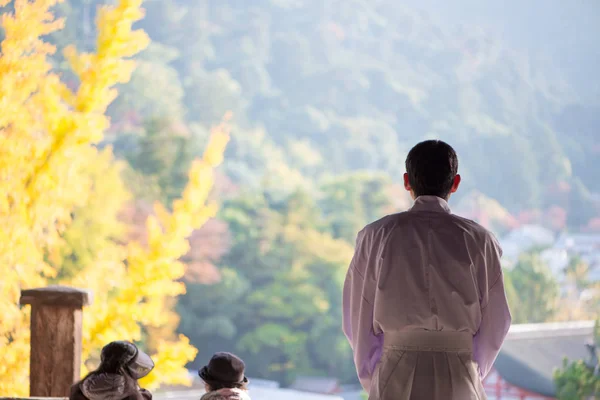 游客在广岛宫岛看到神社的浮都门，看到银杏叶 — 图库照片