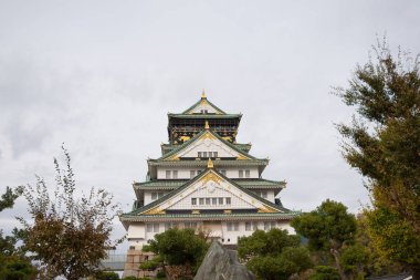 Japonya 'nın Osaka şehrinde sonbahar mevsiminde Osaka Kalesi