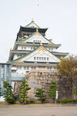 Japonya 'nın Osaka şehrinde sonbahar mevsiminde Osaka Kalesi