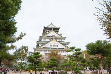 Japonya 'nın Osaka şehrinde sonbahar mevsiminde Osaka Kalesi