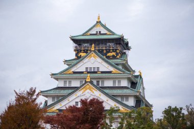 Japonya 'nın Osaka şehrinde sonbahar mevsiminde Osaka Kalesi