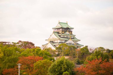 Japonya 'nın Osaka şehrinde sonbahar mevsiminde Osaka Kalesi