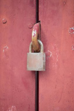 Eski ahşap kapıyı kilitle.