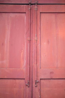 Kırmızı ahşap kapının kilidi.