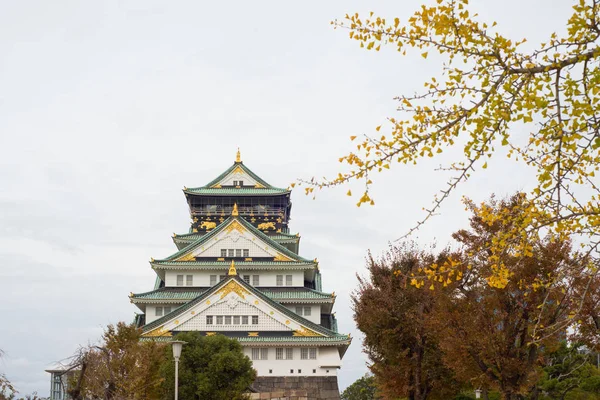 Осакский замок осенью в Осаке, Япония — стоковое фото