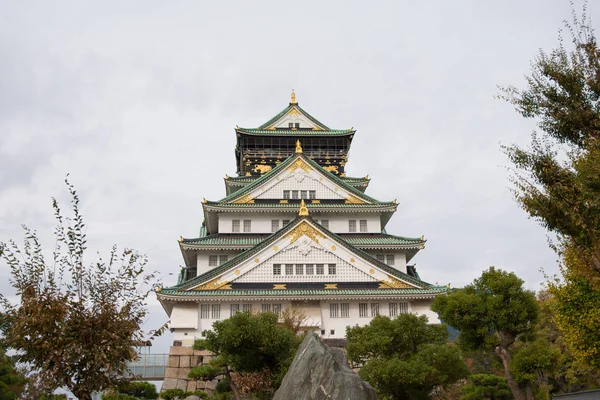 Japonya 'nın Osaka şehrinde sonbahar mevsiminde Osaka Kalesi