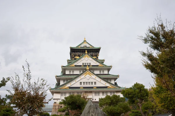 Japonya 'nın Osaka şehrinde sonbahar mevsiminde Osaka Kalesi