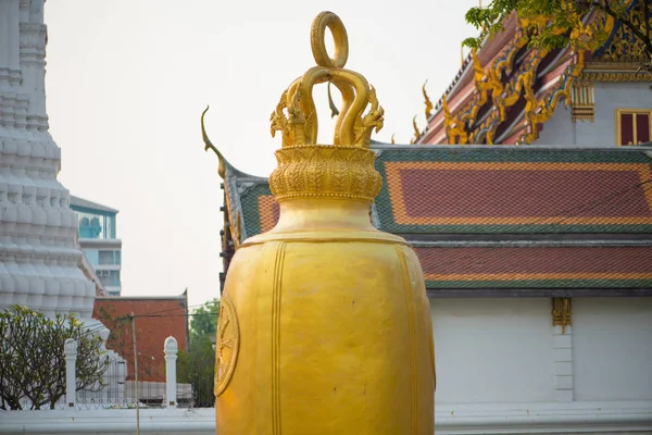 Złoty dzwon w Wat Rakhang Khositaram Bangkok, Tajlandia — Zdjęcie stockowe