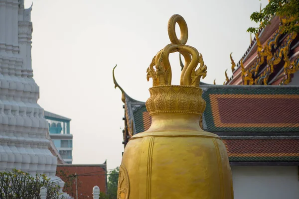 Campana de oro en Wat Rakhang Khositaram Bangkok, Tailandia —  Fotos de Stock