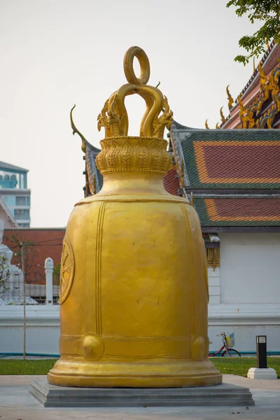 Campana de oro en Wat Rakhang Khositaram Bangkok, Tailandia —  Fotos de Stock