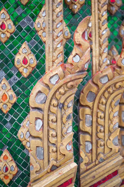 Thaise patroon op de muur van de kerk in wat Rakhang Khositaram Bangko — Stockfoto