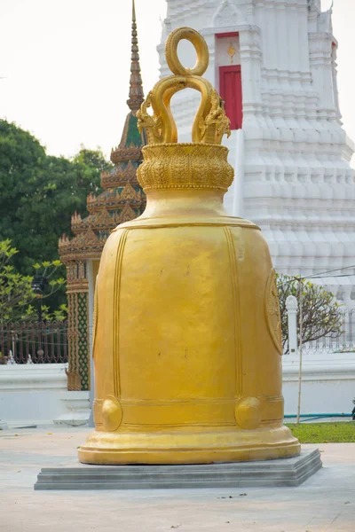 Campana d'oro a Wat Rakhang Khositaram Bangkok, Thailandia — Foto Stock