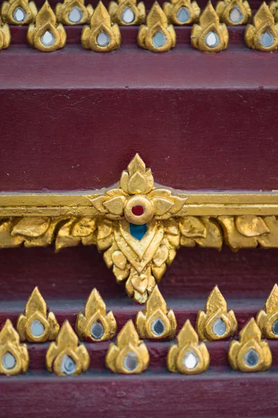 Motif thaï sur le mur de l'église à Wat Rakhang Khositaram Bangko — Photo