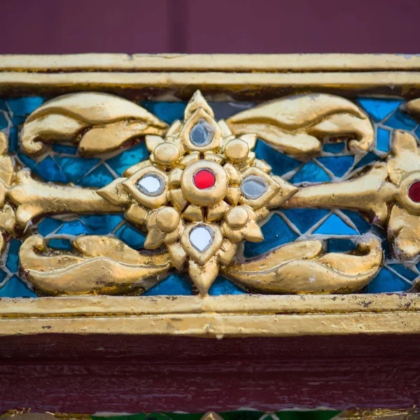 Patrón tailandés en la pared de la iglesia en Wat Rakhang Khositaram Bangko —  Fotos de Stock