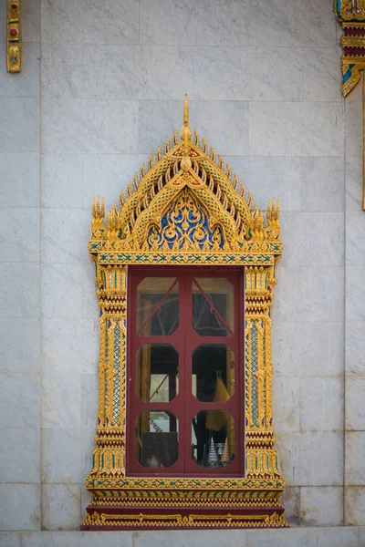 Fenêtre de style thaï dans le temple — Photo