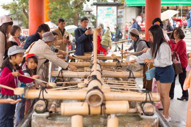 Fushimi Inari-taisha türbesinin girişindeki çeşme