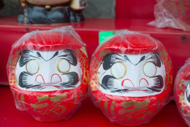 Fushimi Inari-taisha tapınağında Doll dükkanında Bebek