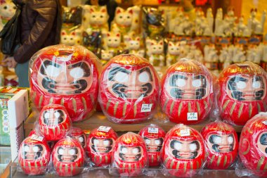 Fushimi Inari-taisha tapınağında Doll dükkanında Bebek
